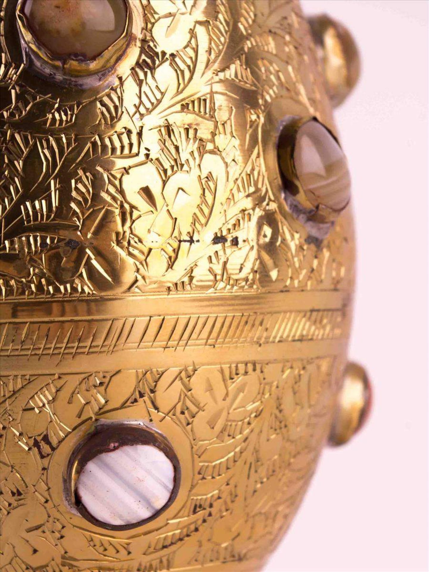 Vase Indien 20. Jhd. / Vase India, 20th centuryMessing, fein zieseliert und mit Edelsteinen besetzt, - Bild 2 aus 3