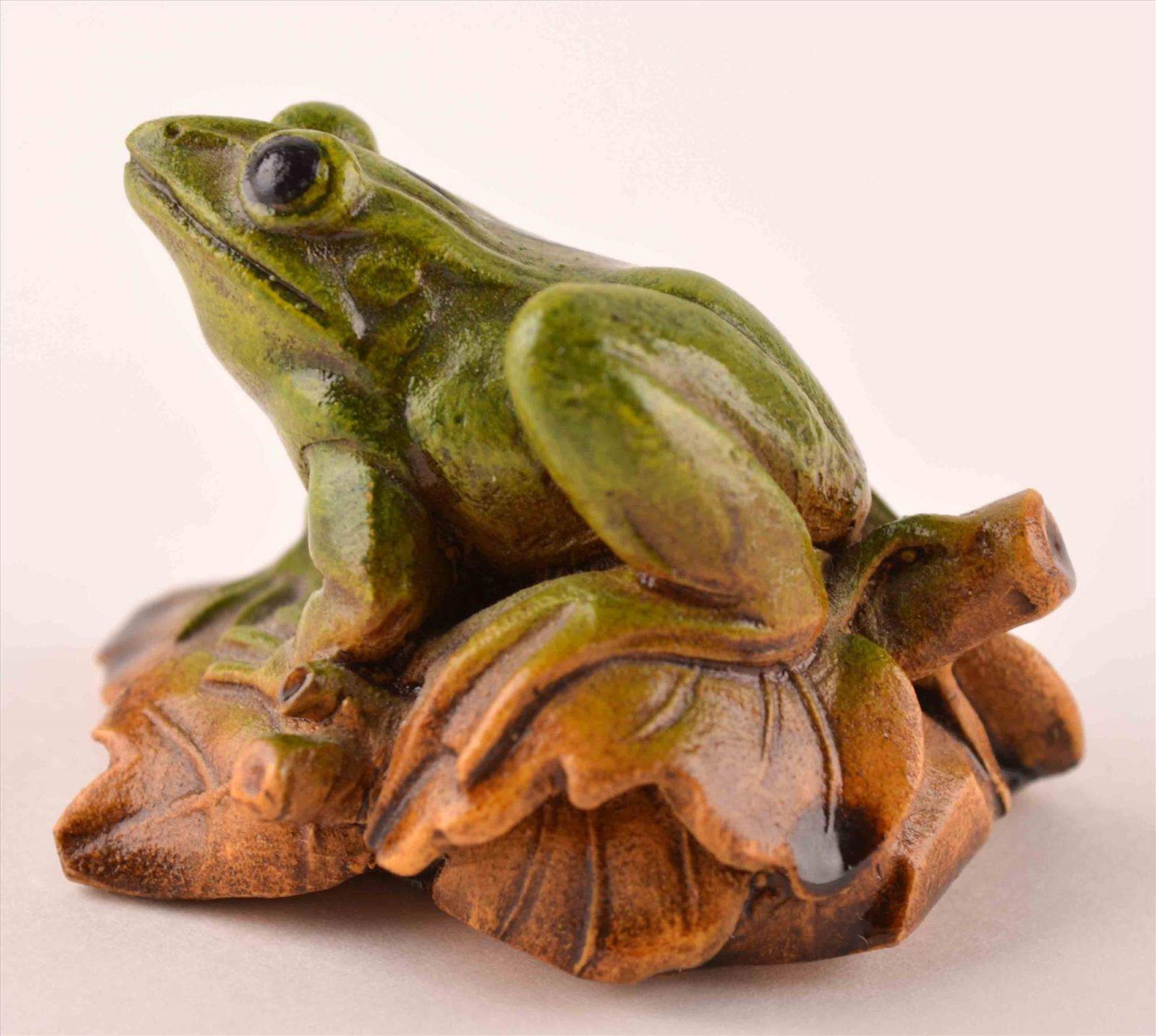 Frosch Asien 20. Jhd. / Frog Asia, 20th centuryHolz/Masse ?, farbig staffiert, ca. 3,8 cm x 5,5 cm x - Bild 2 aus 3