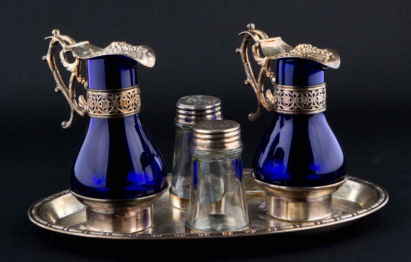 Menage um 1900versilbert, kobaltblaues  Glas,  Essig-und Öl Flaschen mit versilberter Montierung,