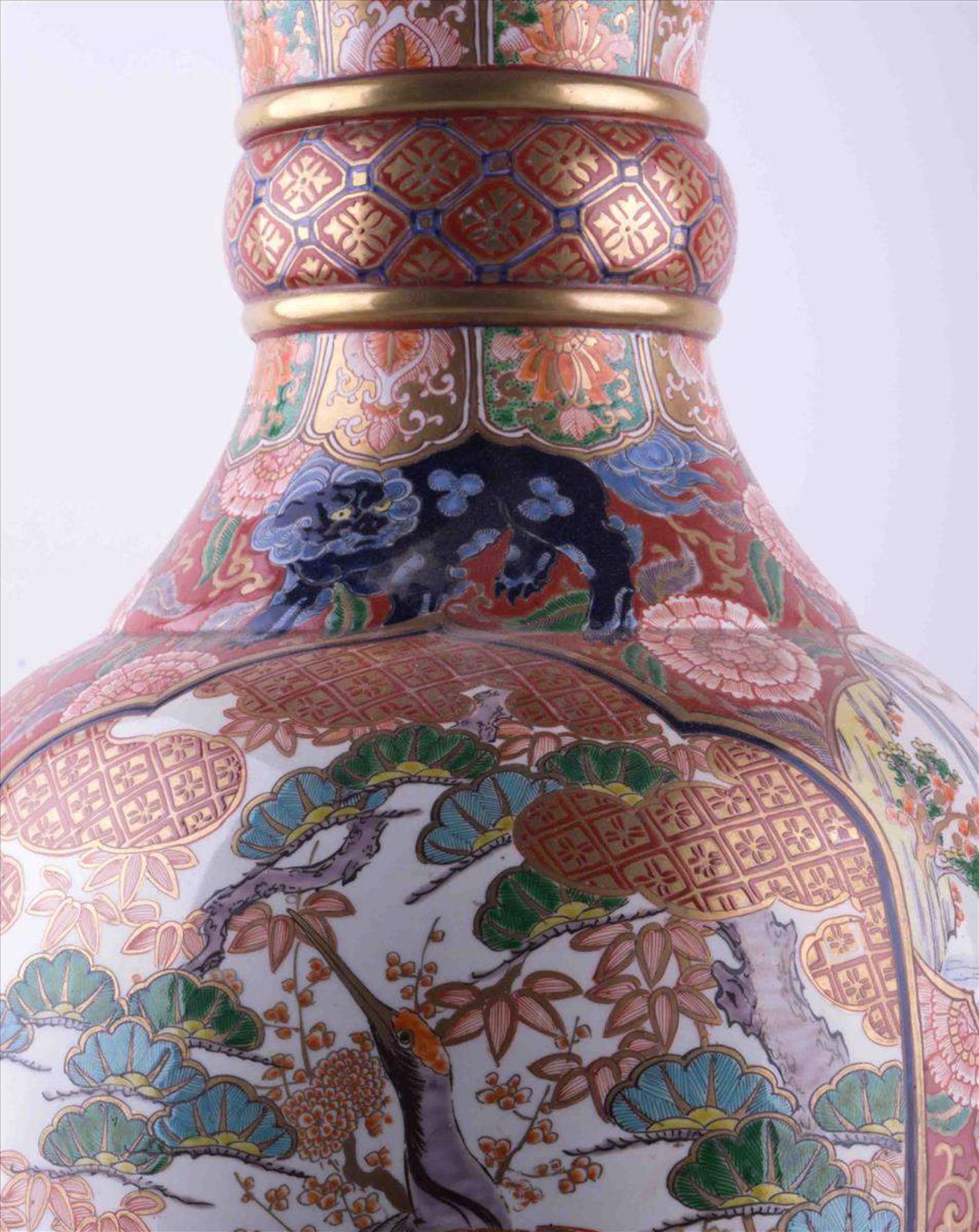 Imari Bodenvase 19. Jhd. / Imari floor vase, 19th centuryfarbig- und goldstaffiert, mit floralem - - Bild 2 aus 4