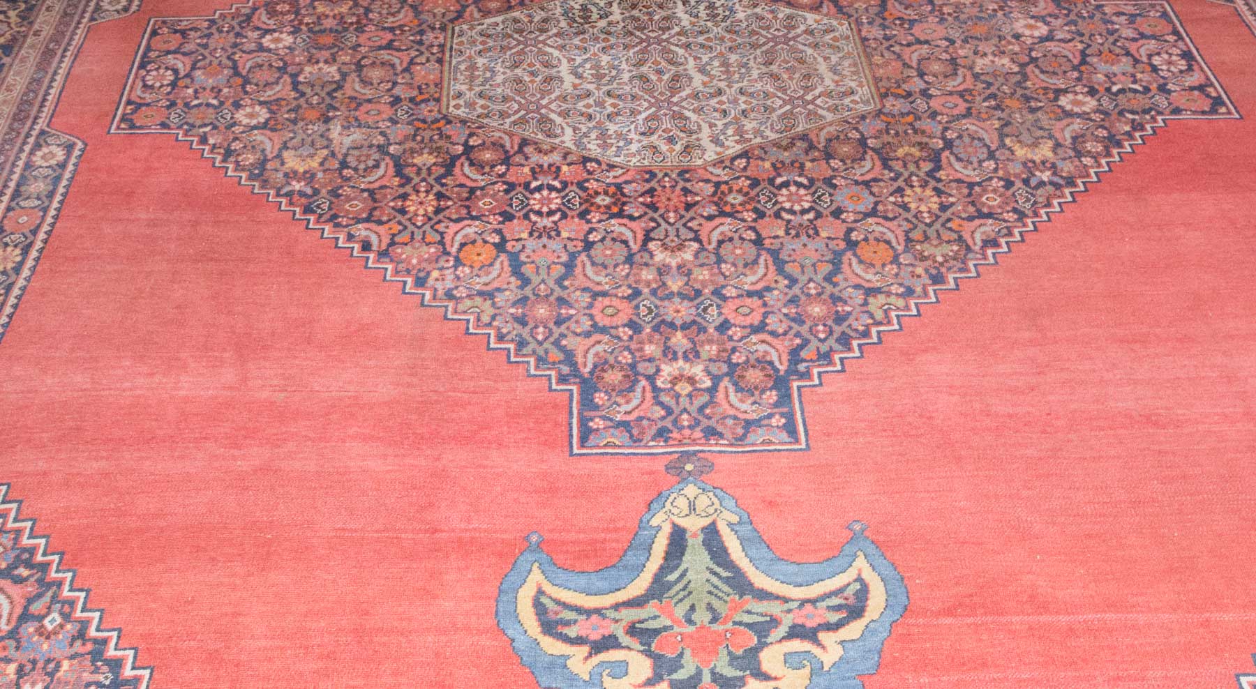 alter orientalischer Teppich / Old oriental carpethandgeknüpft, ca. 580 cm x 335 cm /
tied by - Image 2 of 4