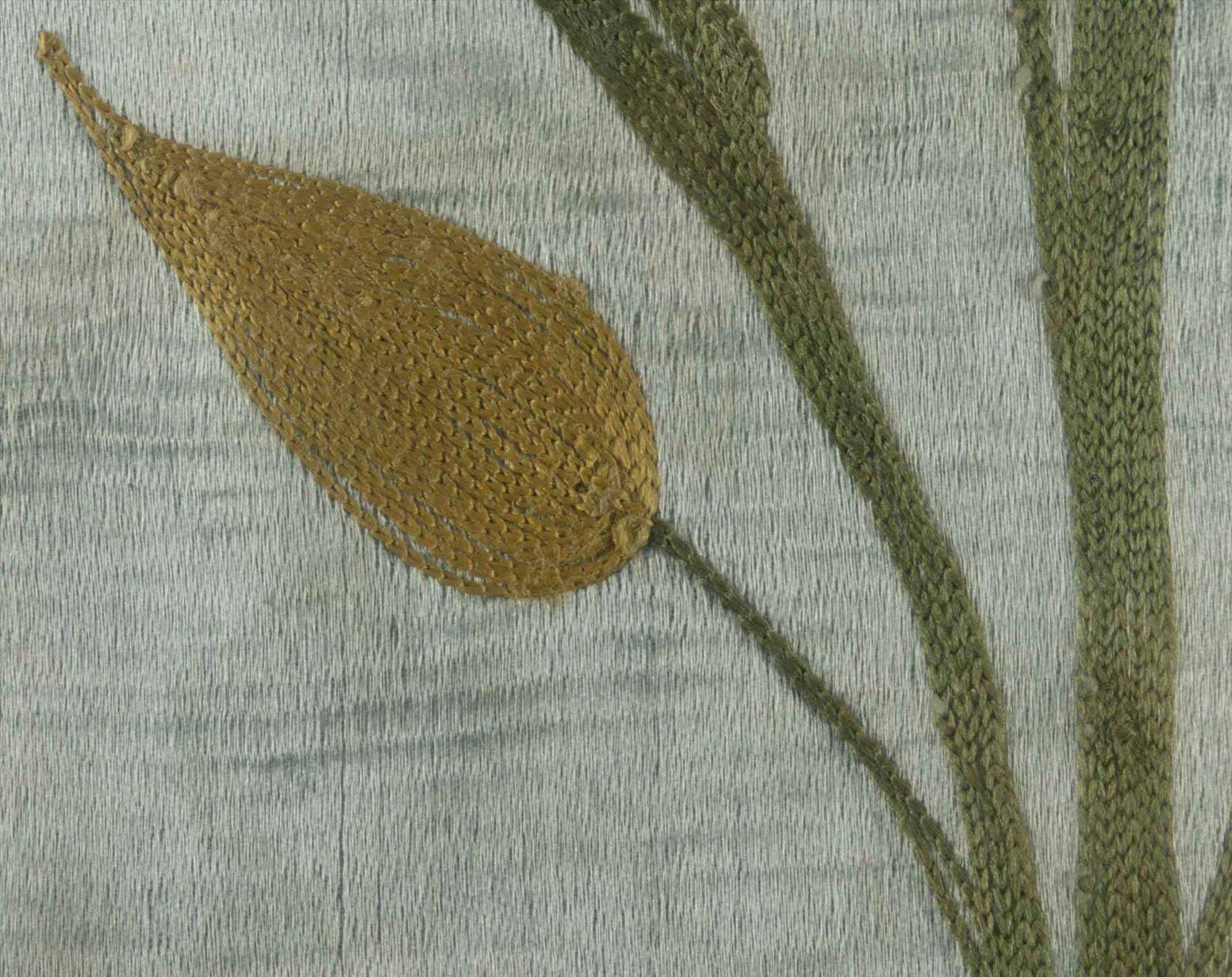 asiatische Seidenstickerei um 1900 / Asian silk embroidery, about 1900bestickt mit floralem Dekor, - Image 5 of 7