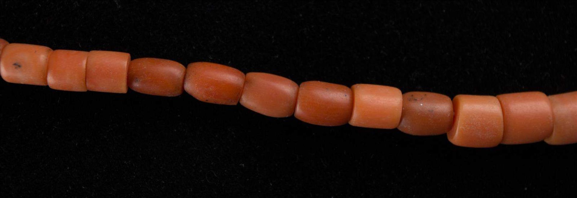 Corallen Kette / Coral necklaceMaße der Corallen von ca. 0,4 cm x 0,3 cm bis 1,3 cm x 0,8 cm, L: ca. - Bild 3 aus 5