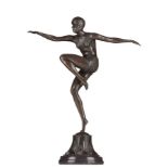 signiert  PREISS"Beach dancer"
Skulptur-Volumen, Bronze, H: 45 cm,
Nachguß, auf Marmorsockel,