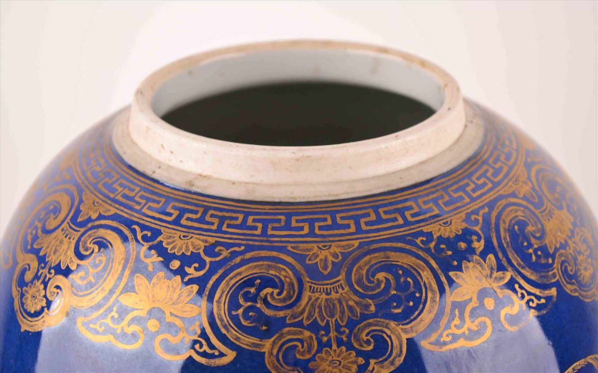 Ovoide "Mirror blue" Vase mit Phönix-Dekor / Oval "Mirror blue" vase with phoenix decorationChina, - Bild 6 aus 6