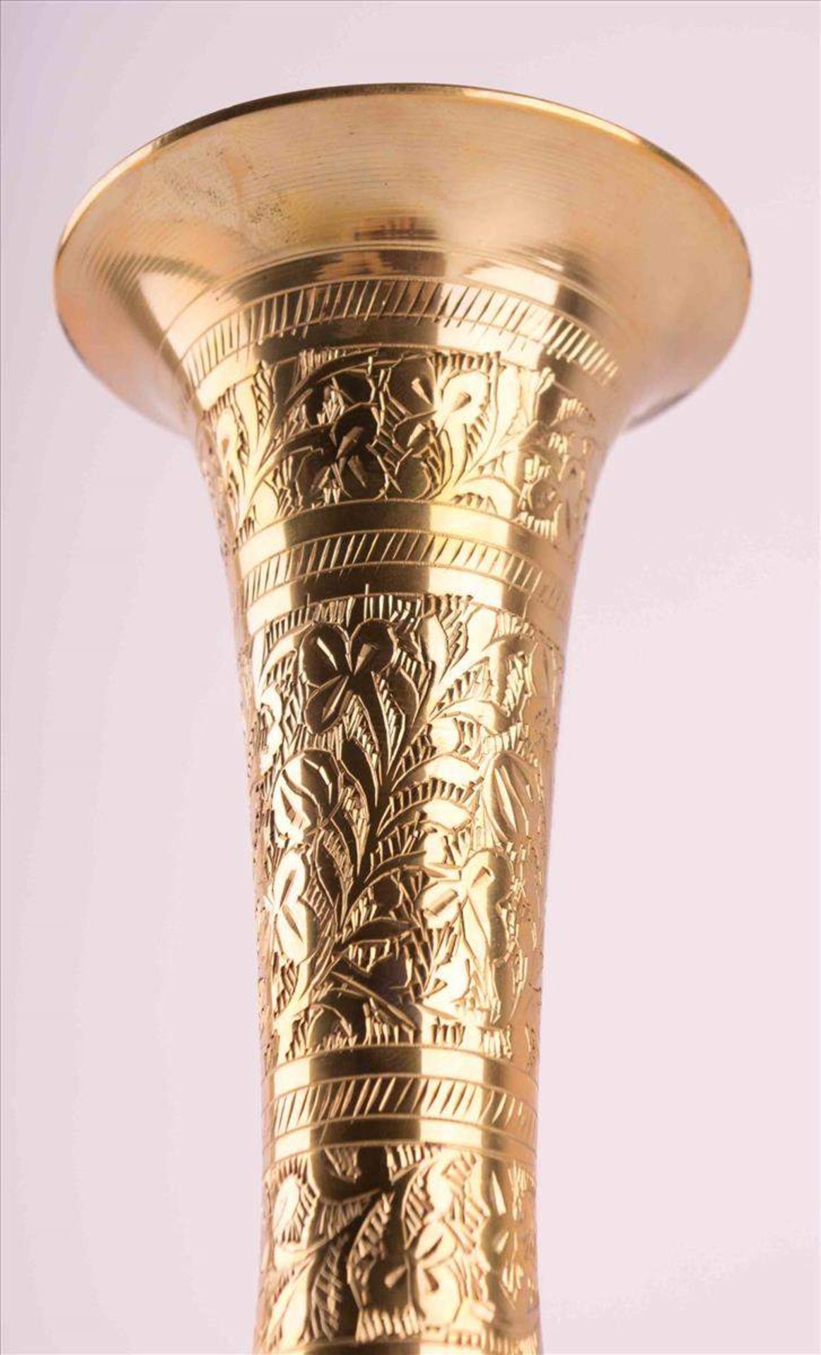 Vase Indien 20. Jhd. / Vase India, 20th centuryMessing, fein zieseliert und mit Edelsteinen besetzt, - Bild 3 aus 3