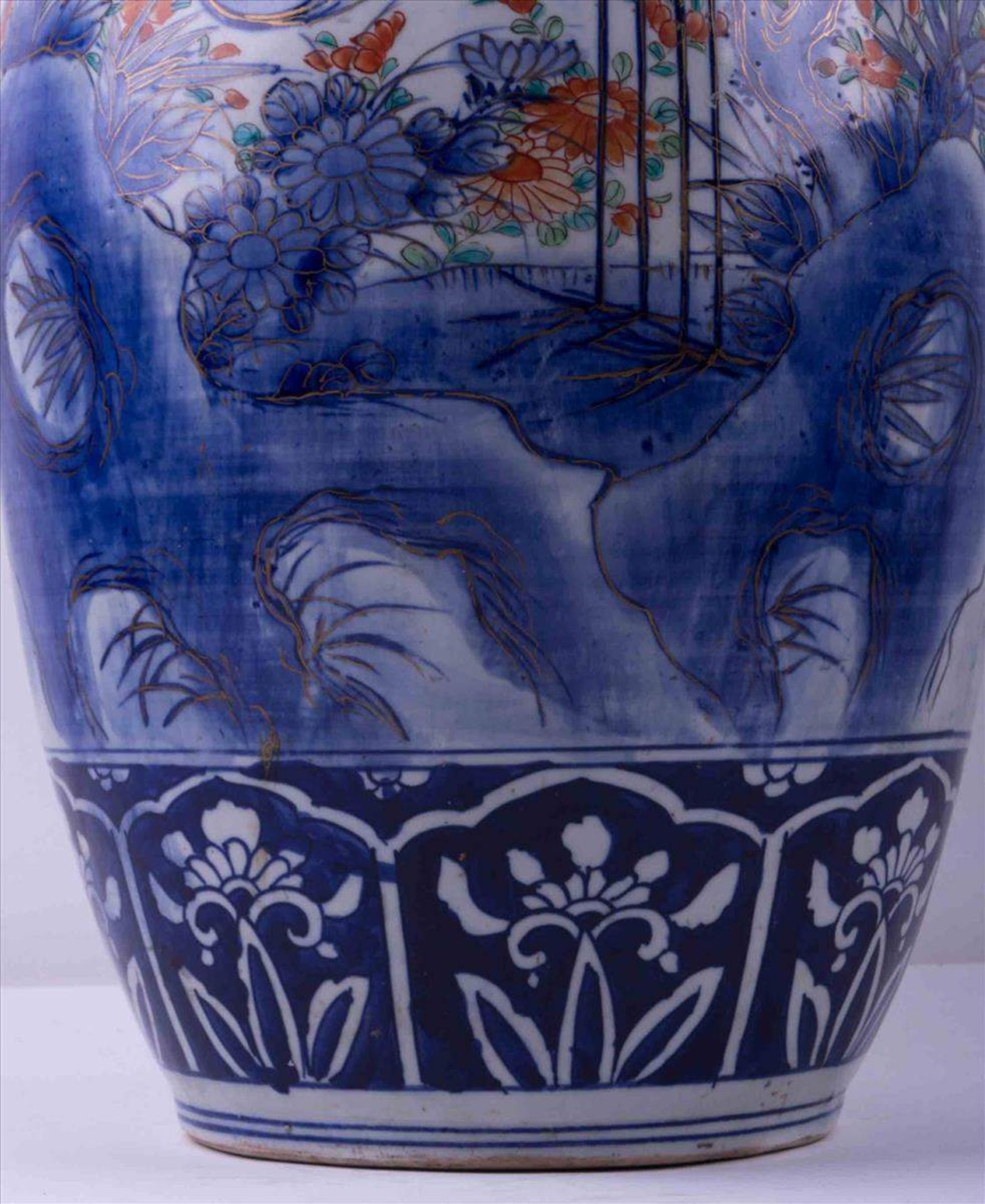 Imari Bodenvase 19. Jhd. / Imari floor-vase, 19th centuryfarbig- und goldstaffiert, mit floralem - - Bild 3 aus 4