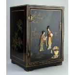Lackschrank China um 1900 / Lacquered cupbord China, about 1900verziert mit floraler Goldmalerei und