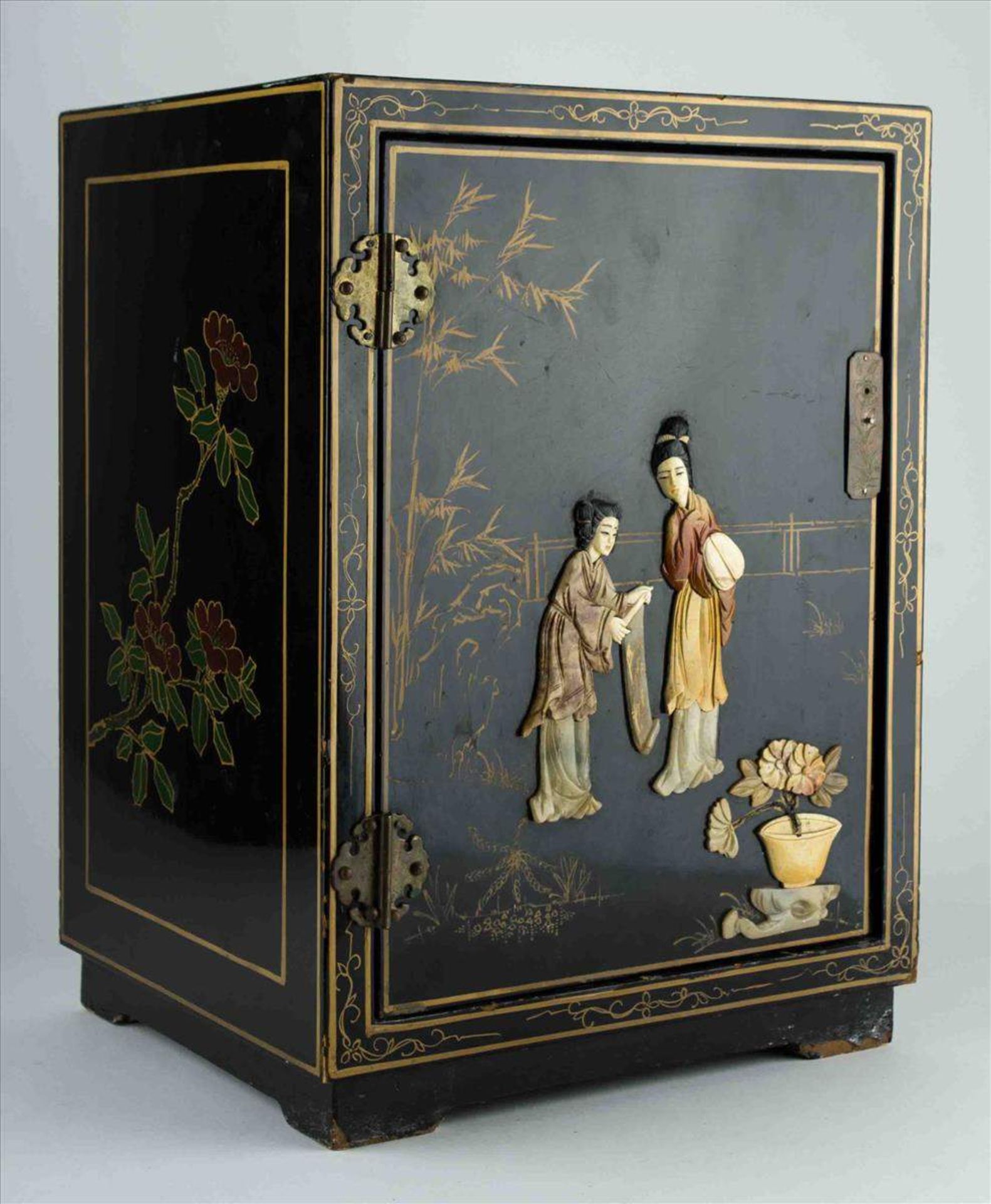 Lackschrank China um 1900 / Lacquered cupbord China, about 1900verziert mit floraler Goldmalerei und