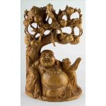 asiatische Schnitzerei / Asian carvingHolz, sitzender lachender Buddha, feine detailgetreue Arbeit