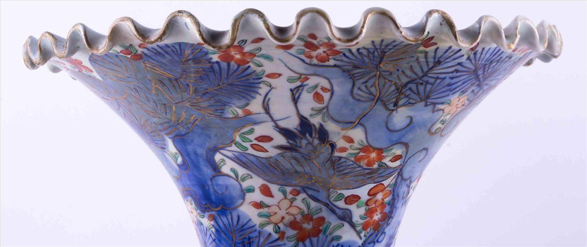 Imari Bodenvase 19. Jhd. / Imari floor-vase, 19th centuryfarbig- und goldstaffiert, mit floralem - - Bild 4 aus 4