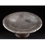 ArtDeko Schale / Art Deco bowlversilbert, auf Holzfuß stehend, H: 14,5 cm, Ø ca. 37 cm /