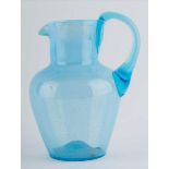 Biedermeier Kanne / Biedermeier tankardblaues Milchglas, unverschliffener Abriss, H: ca. 14 cm /