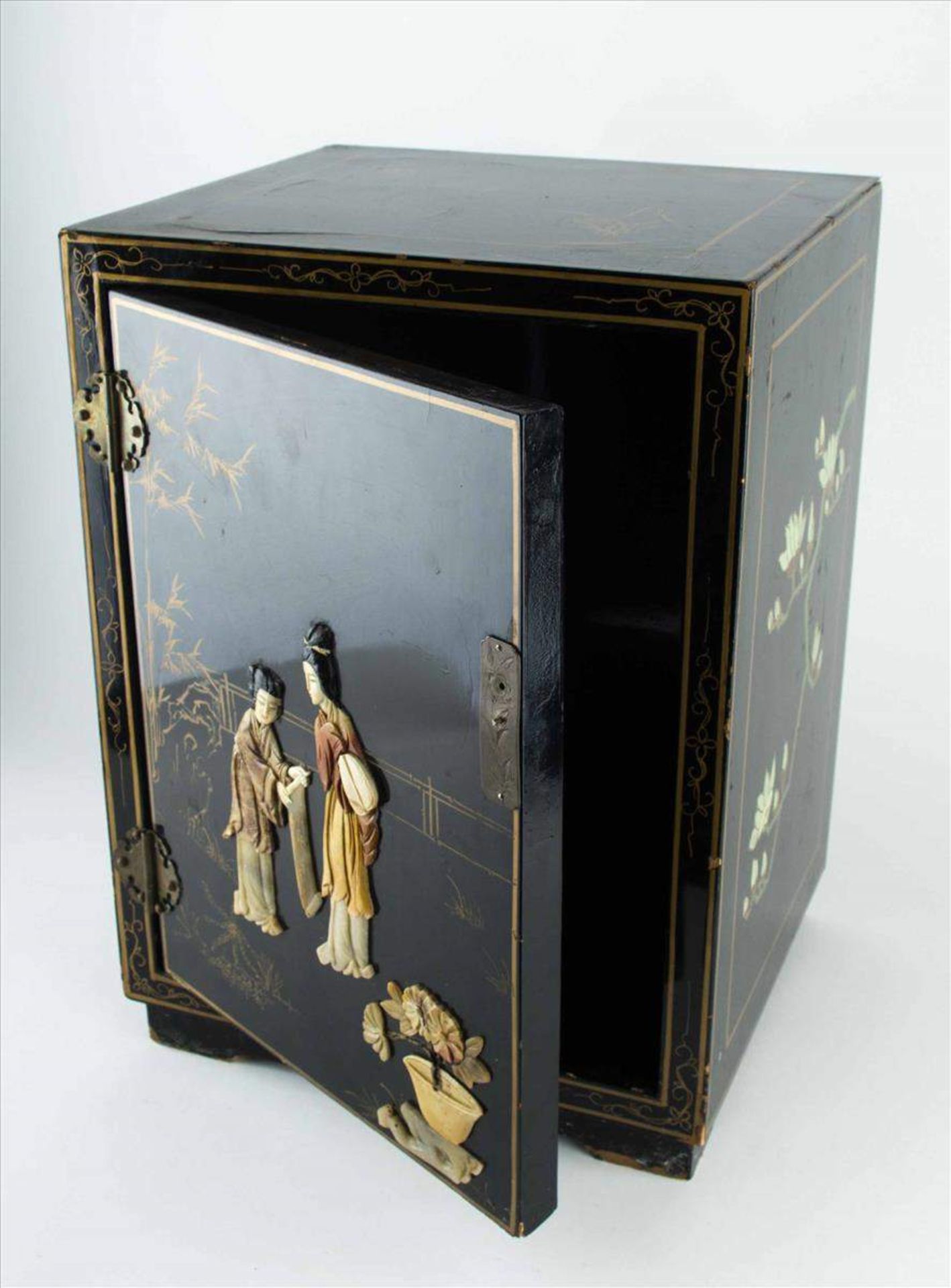 Lackschrank China um 1900 / Lacquered cupbord China, about 1900verziert mit floraler Goldmalerei und - Bild 10 aus 12