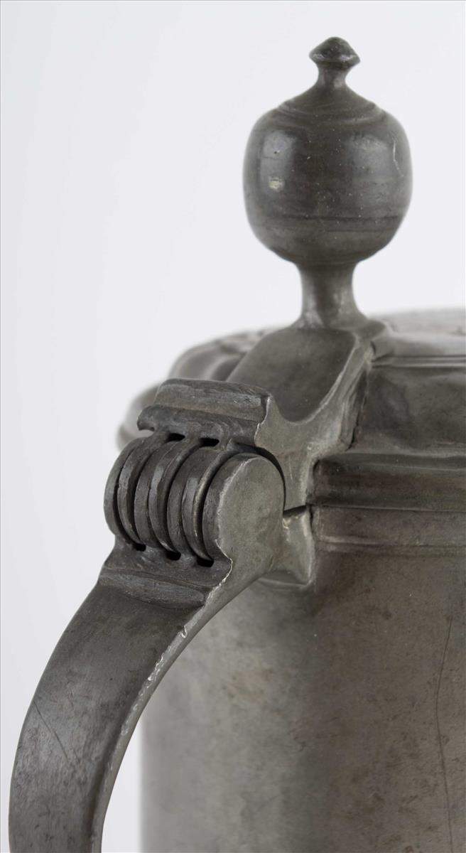 Zinn Walzenkrug / Tin tankard"Innungskrug der Fleischerei", 
Krug mit Floral geschmückte Gravuren, - Image 5 of 7