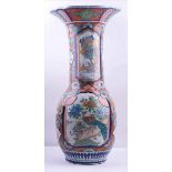 Imari Bodenvase um 1900 / Imari floor vase, about 1900farbig- und goldstaffiert, mit floralem -