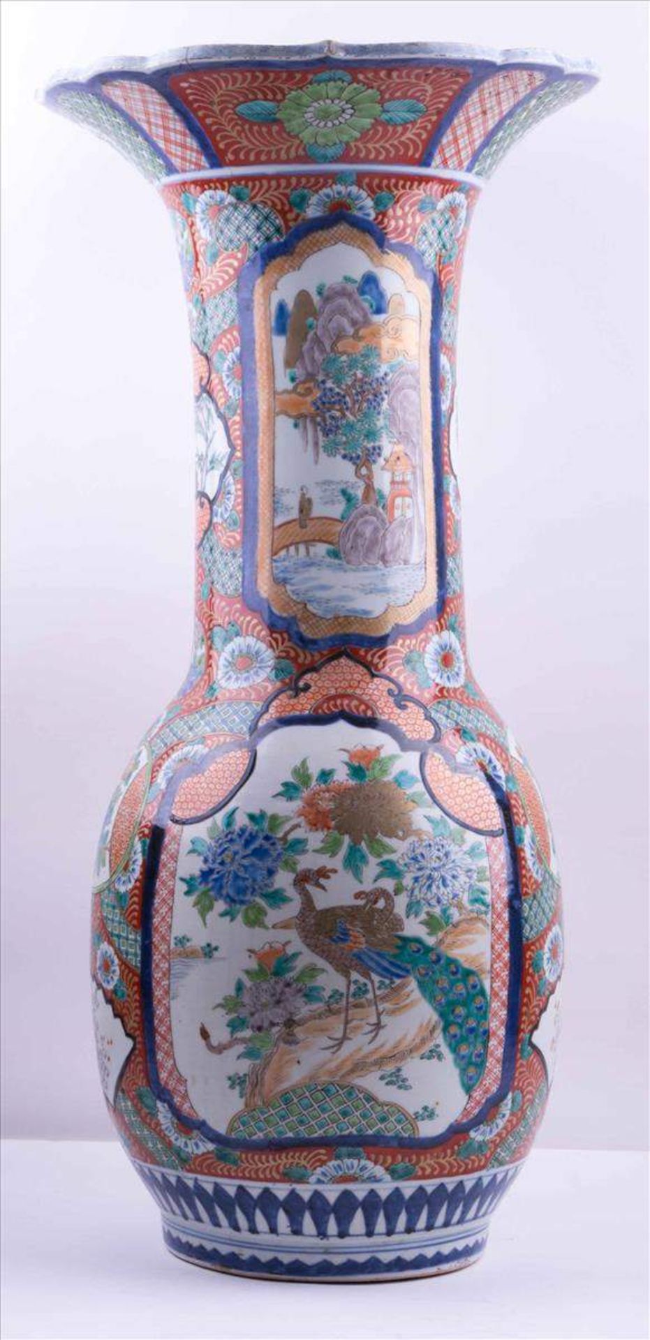 Imari Bodenvase um 1900 / Imari floor vase, about 1900farbig- und goldstaffiert, mit floralem -