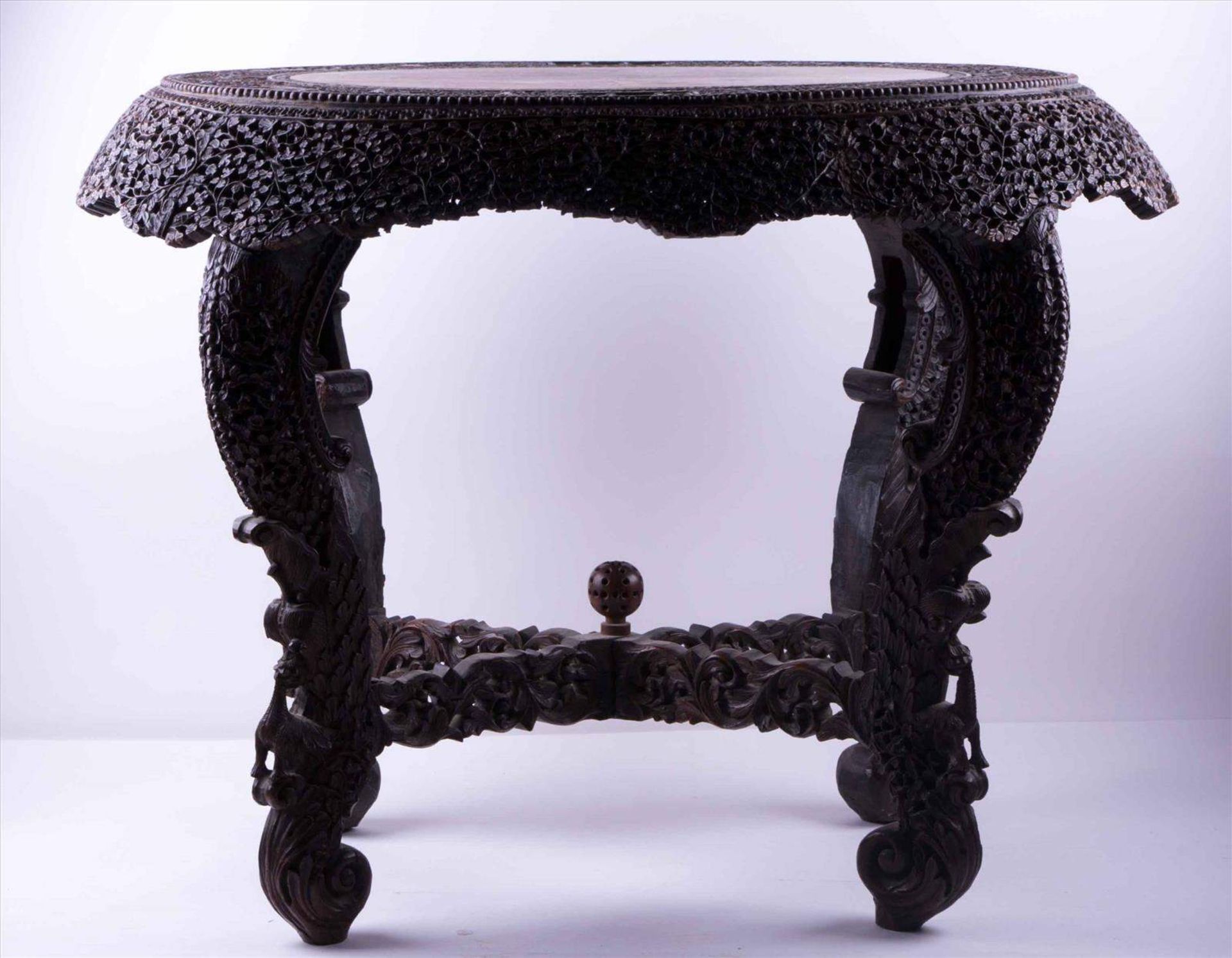 Asiatischer Tisch 19. Jhd. / Asian table, 19th centuryHolz, ovale Platte, umlaufend mit