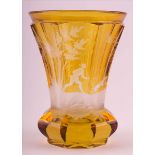 Glas um 1830 / Glass, about 1830gelbes Glas mit Jagdszene, unterm Stand Sternenschliff, Ritzdekor,