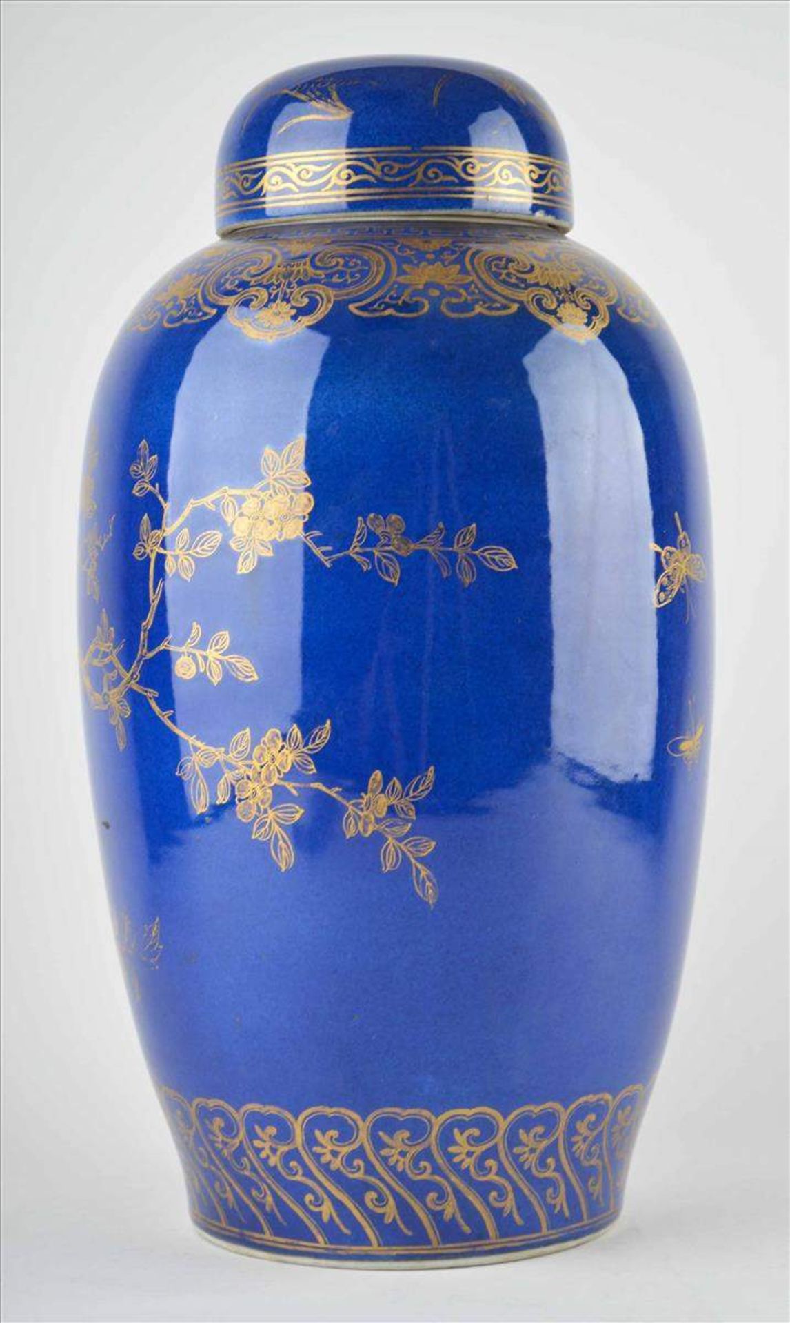Ovoide "Mirror blue" Vase mit Phönix-Dekor / Oval "Mirror blue" vase with phoenix decorationChina, - Bild 2 aus 6