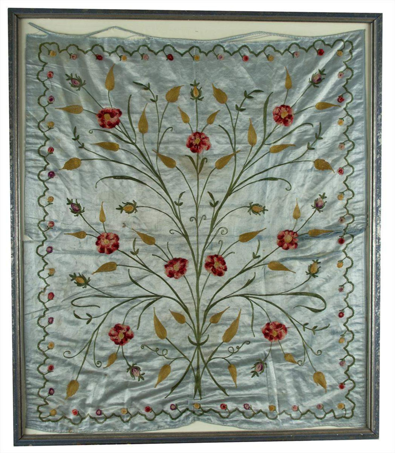 asiatische Seidenstickerei um 1900 / Asian silk embroidery, about 1900bestickt mit floralem Dekor,