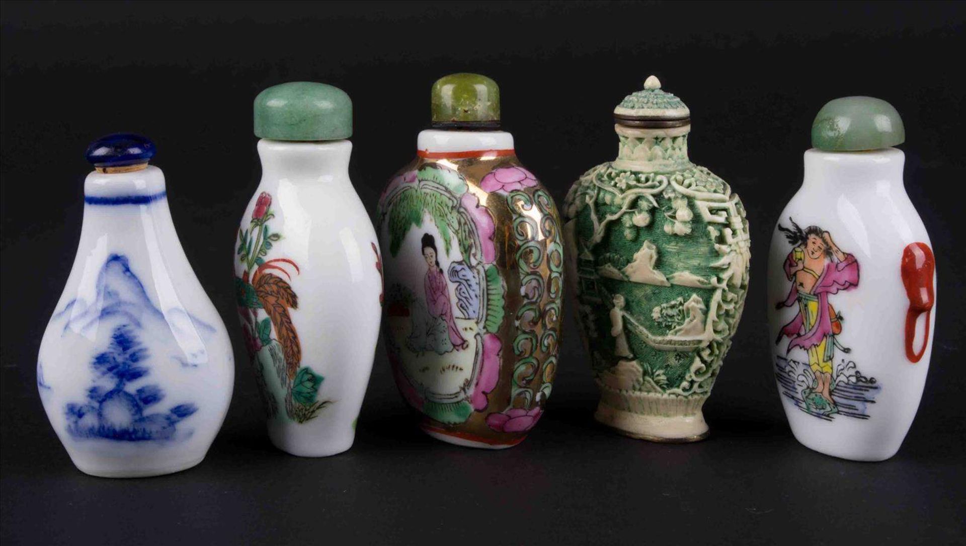 Konvolut snuff bottles China 20. Jhd. / Convolute snuff bottles China, 20th century5 Stück,