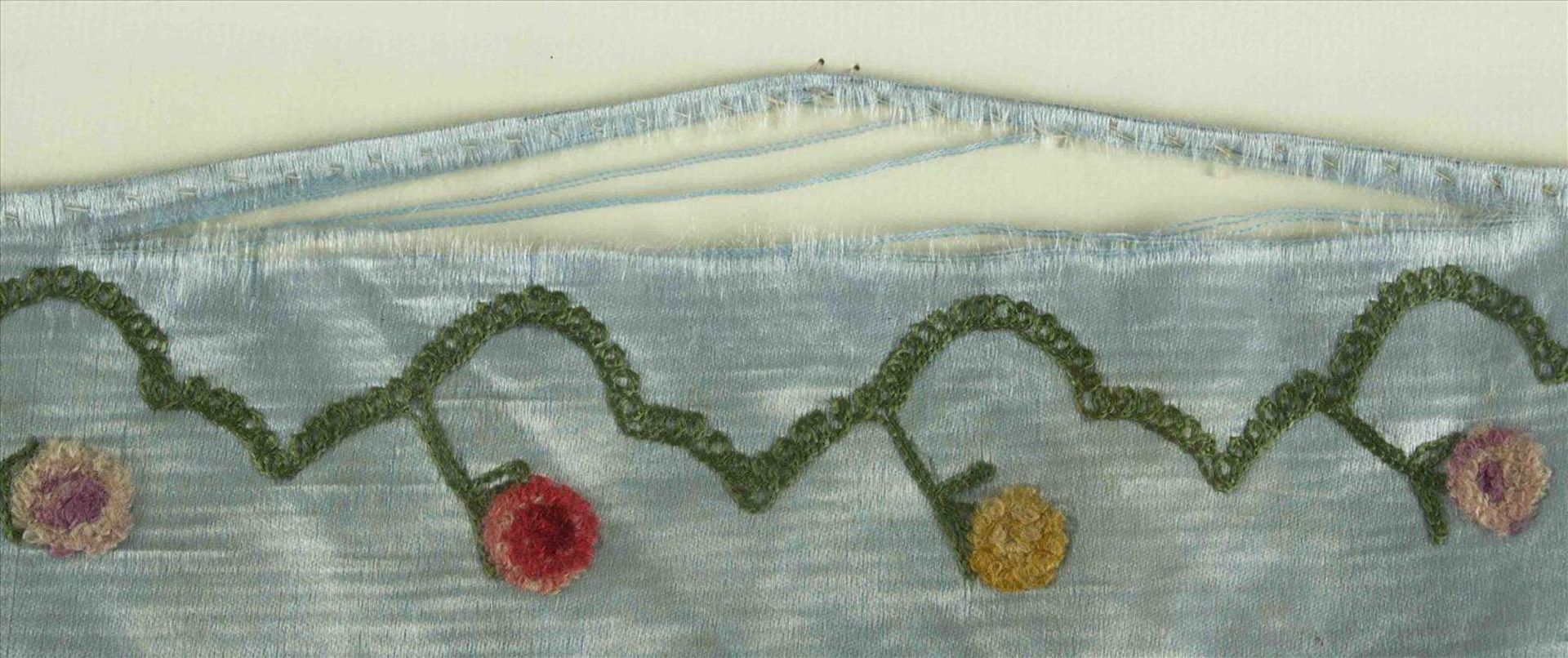 asiatische Seidenstickerei um 1900 / Asian silk embroidery, about 1900bestickt mit floralem Dekor, - Bild 6 aus 7
