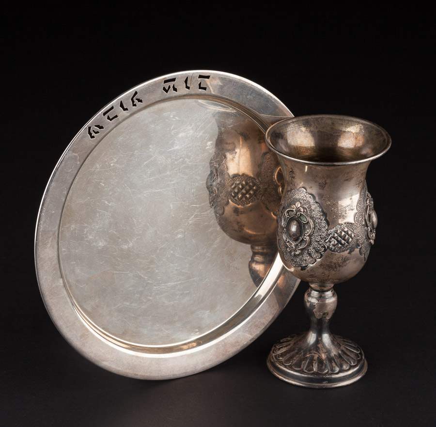 Judaica Tablett und Pokal / Judaica tablet and gobletTablett 800/000 Silber, Pokal 925/000 Silber, Ø