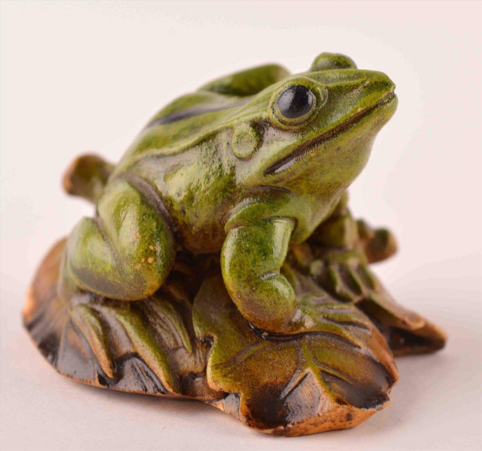 Frosch Asien 20. Jhd. / Frog Asia, 20th centuryHolz/Masse ?, farbig staffiert, ca. 3,8 cm x 5,5 cm x