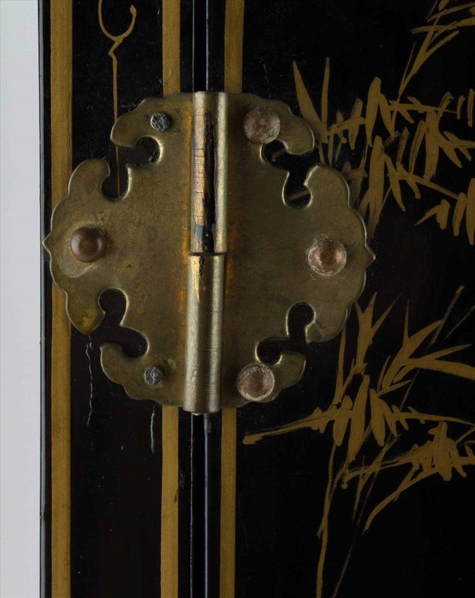 Lackschrank China um 1900 / Lacquered cupbord China, about 1900verziert mit floraler Goldmalerei und - Bild 9 aus 12