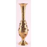 Vase Indien 20. Jhd. / Vase India, 20th centuryMessing, fein zieseliert und mit Edelsteinen besetzt,