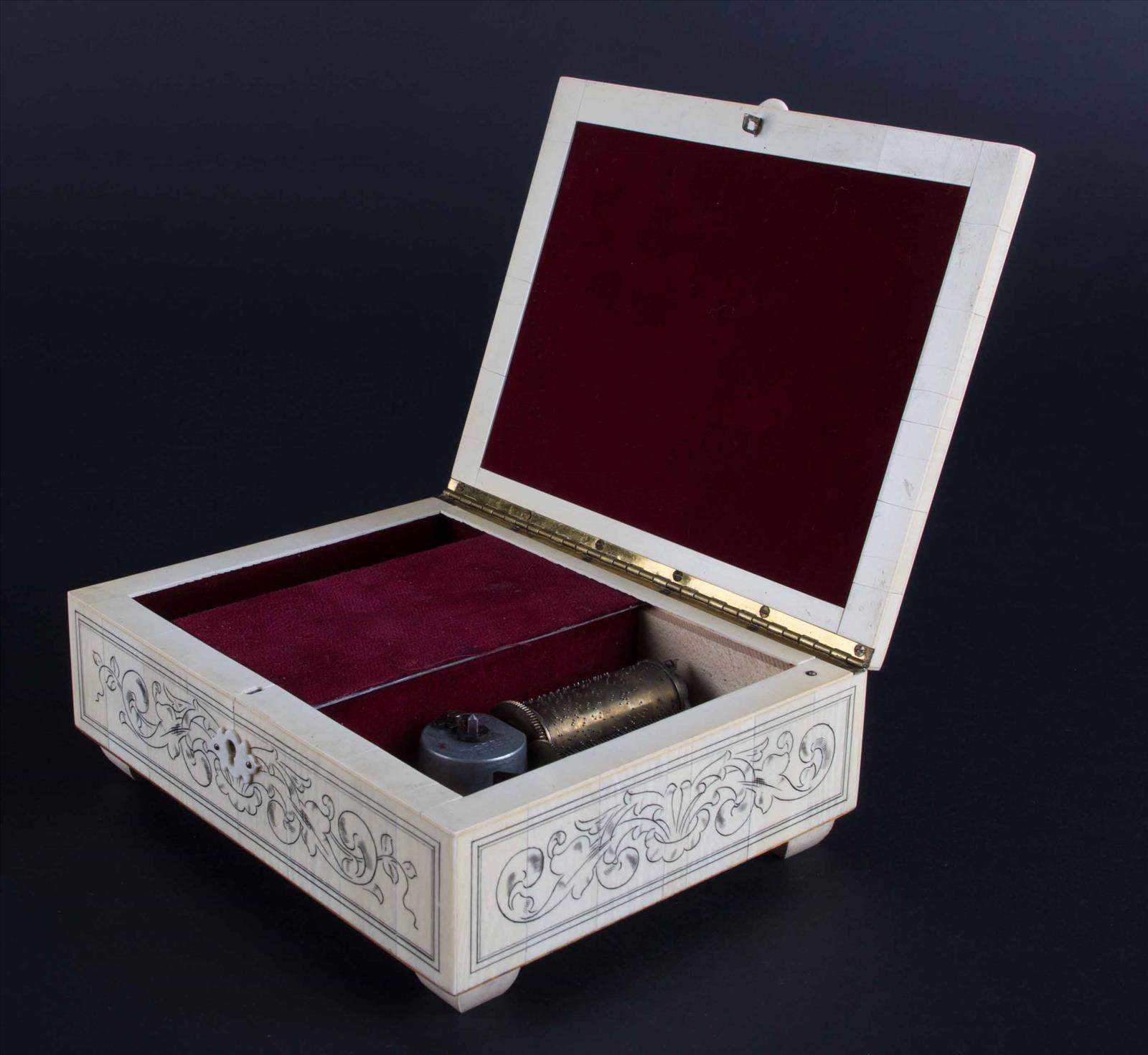 Schatulle mit Spieluhr um 1900 / Casket with music box, about 1900umlaufend mit Elfenbein belegt, - Image 5 of 8