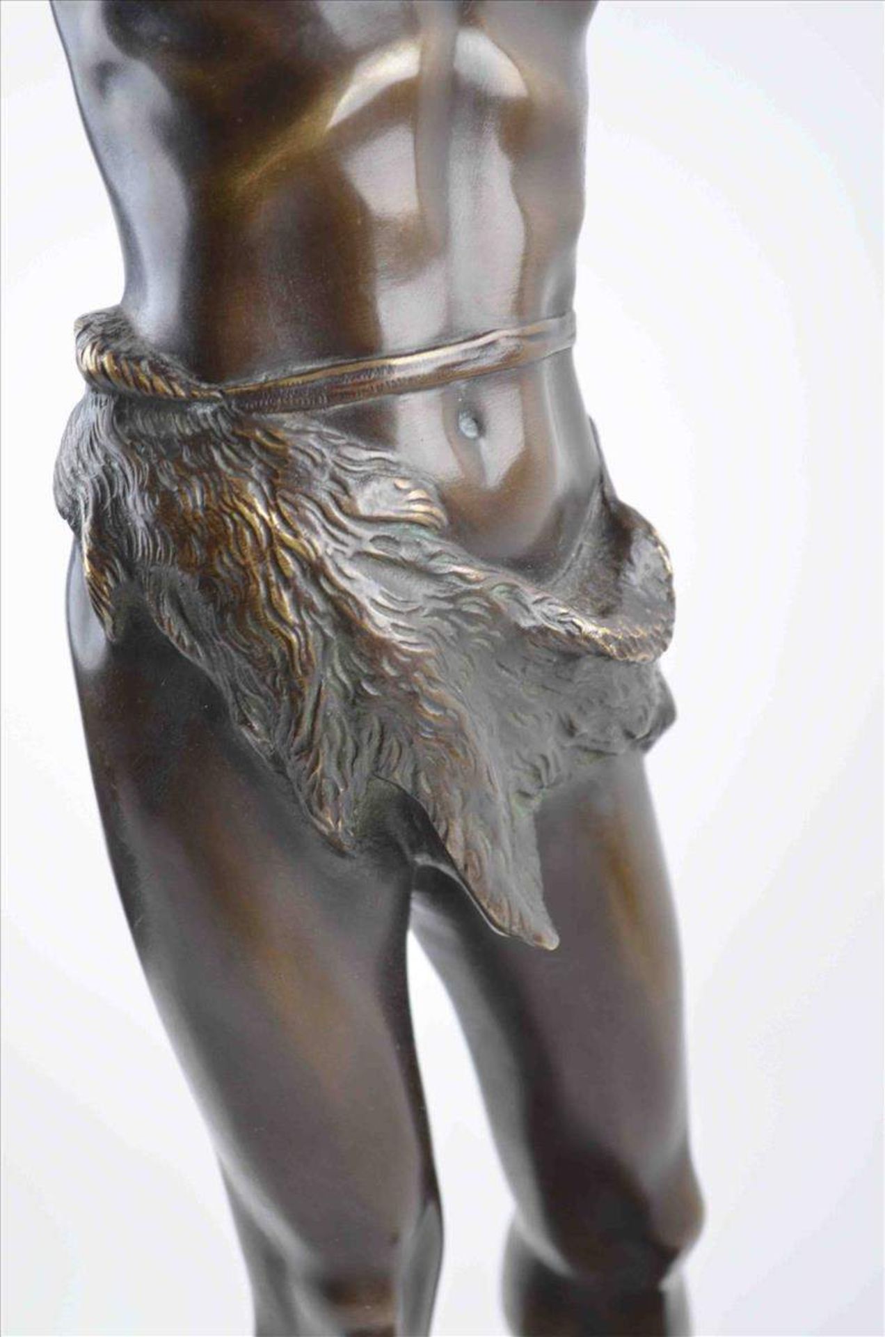 Gotthilf JAEGER (1871-1933)"Ganymed"
Skulptur-Volumen, Bronze, H: ca. 78 cm,
in der Plinthe signiert - Bild 4 aus 6