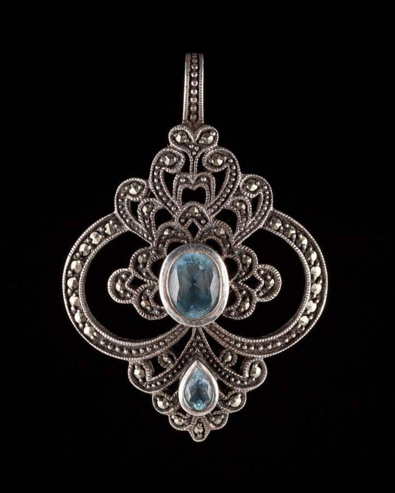 Anhänger mit Blautopas / Pendant with BlautopasSilber 925/000, Gewicht 14 g., 5,2 cm x 3,6 cm /