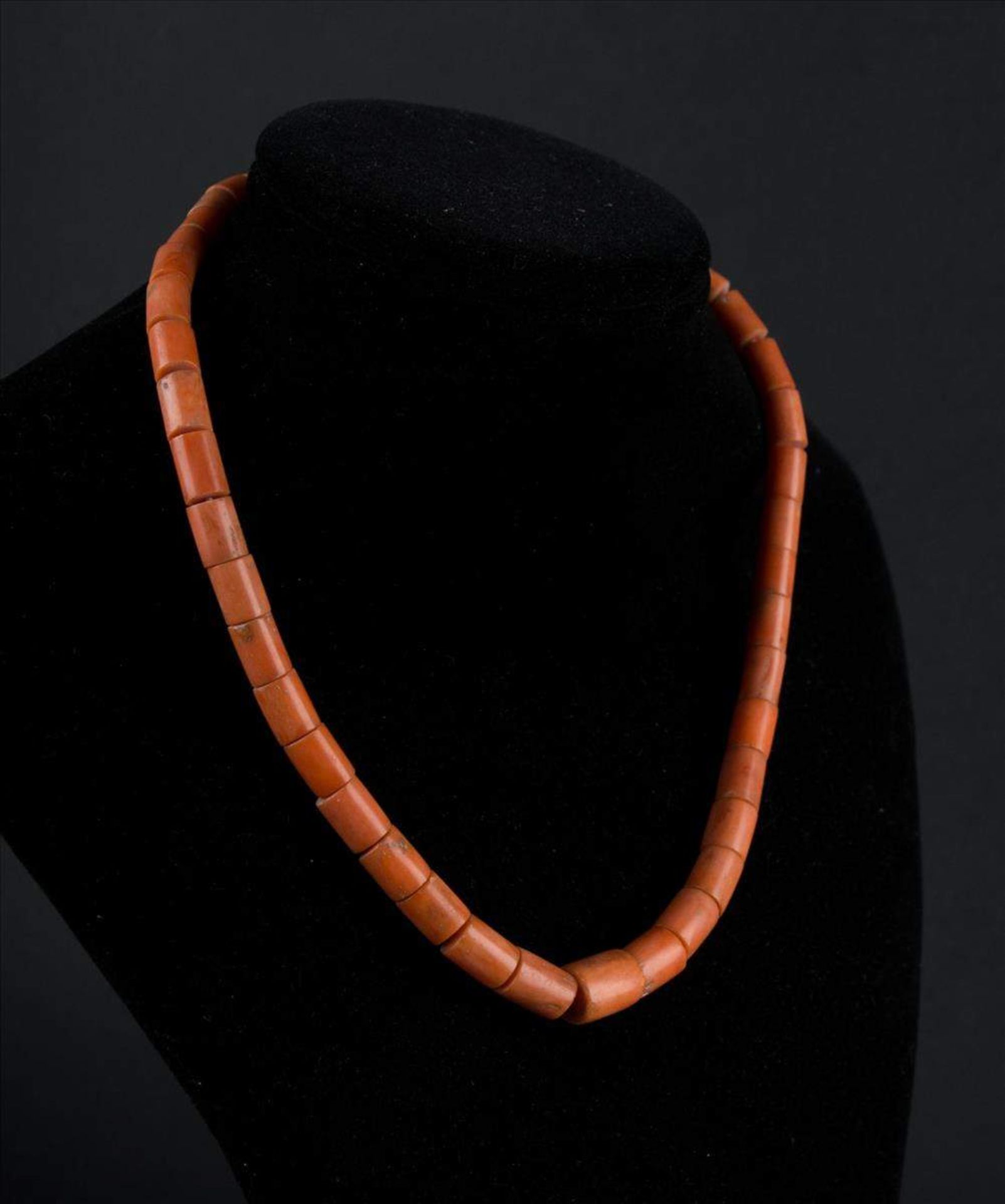 Corallen Kette / Coral necklaceMaße der Corallen ca. 0,9 cm x 0,6 cm, L: ca. 40 cm, Gewicht ca. 36,5