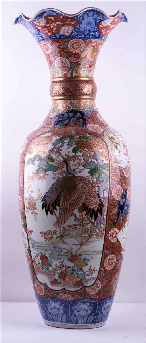 Imari Bodenvase 19. Jhd. / Imari floor vase, 19th centuryfarbig- und goldstaffiert, mit floralem -