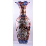 Imari Bodenvase 19. Jhd. / Imari floor vase, 19th centuryfarbig- und goldstaffiert, mit floralem -