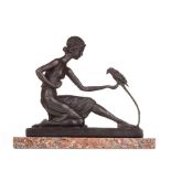 Monogrammist RU 20. Jhd."Orientalin mit Vogel"
Skulptur-Volumen, Bronze,
 23,5 cm x 23,5 cm,
auf