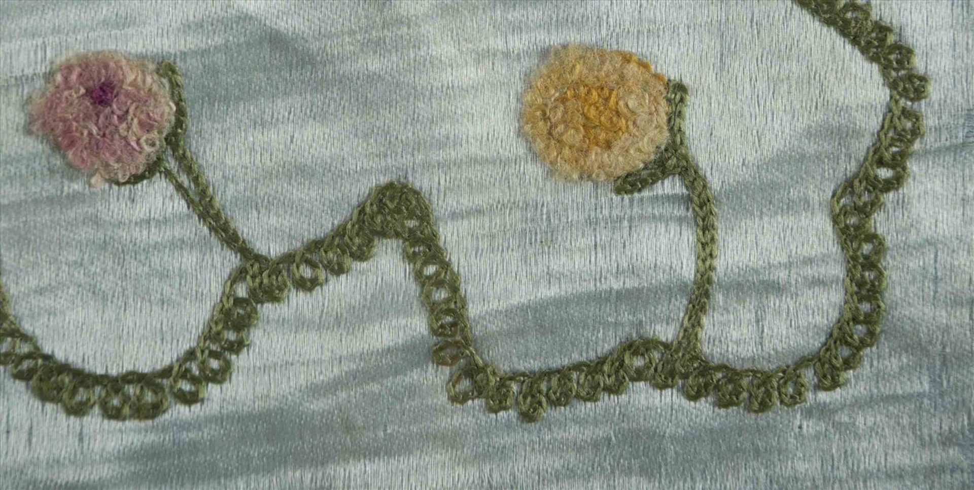 asiatische Seidenstickerei um 1900 / Asian silk embroidery, about 1900bestickt mit floralem Dekor, - Image 4 of 7