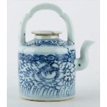 Teekanne China um 1900 / Teapot China, about 1900verziert mit floralem- und Ornamentikdekor,