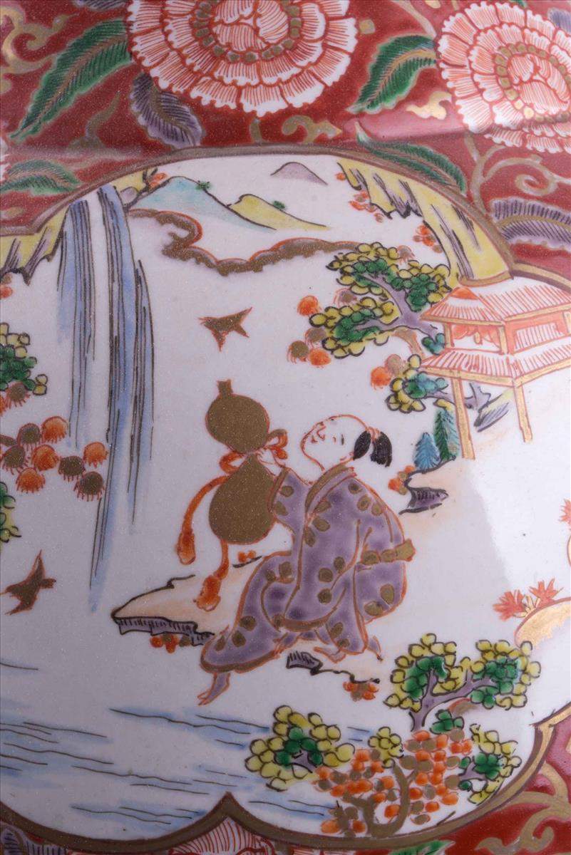 Imari Bodenvase 19. Jhd. / Imari floor vase, 19th centuryfarbig- und goldstaffiert, mit floralem - - Image 3 of 4