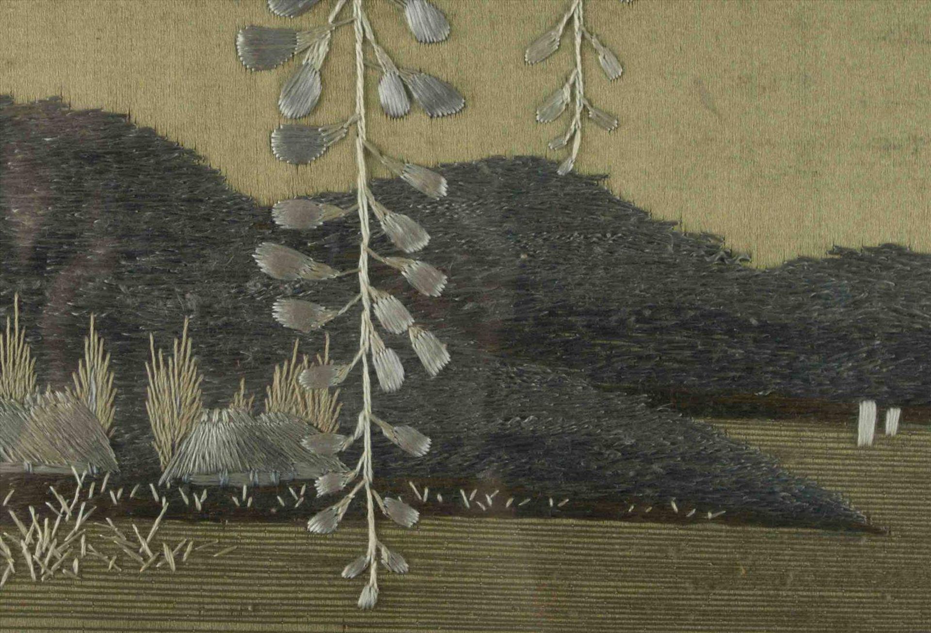 asiatische Seidenstickerei um 1900 / Asian silk embroidery, about 1900bestickt mit floralem- und - Bild 4 aus 6