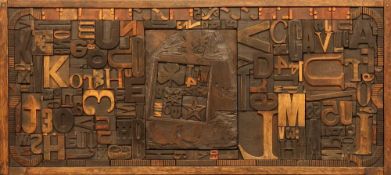 Drucklettern  England 19. Jh., verschiedene Lettern als Wandbild im antiken Setzkasten, 38 x 85 cm