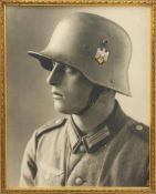 Soldatenportrait  gerahmtes Foto eines Wehrmachtssoldaten, 30 x 24 cm,