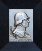 Reliefbild  II. WK, Soldat im Profil u. Inschrift "Fürs Vaterland", Metall, gerahmt, 35 x 29 cm