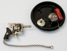 Miniatur-Pistole  Trommelrevolver mit Stiftmunition und Ladestock, funktionstüchtig, 4 x 3 cm