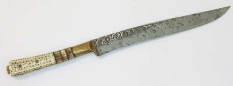 Messer  wohl Sarajevo 1881, leicht gekrümmte Klinge mit Silbertauschierung u. Ziselierung, datiert