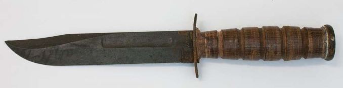 Dolchmesser  Herkunft unbekannt, geschwärzte Rückenklinge, Holzgriff mit Querrillen, L. 31 cm