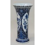 TischvaseBoch, Maastrich/ Delft, weiß glasierte Keramik, blau staffiert, H. 26 cmMindestpreis: 10
