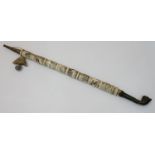OpiumpfeifeChina 19. Jh., beschnitzter Elfenbeinschaft mit geschwärztem Ritzdekor, Bronzemundstück